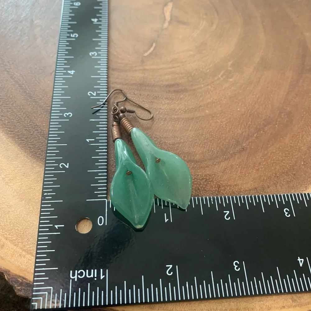 Hand carved genuine jade Lilly flower earrings - Picture 3 of 3